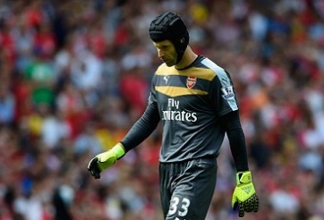 Petr Cech bị ‘ném đá’ sau trận thua thảm hại của Arsenal